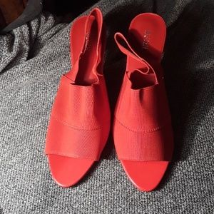 NWOT red 11 wide shoe